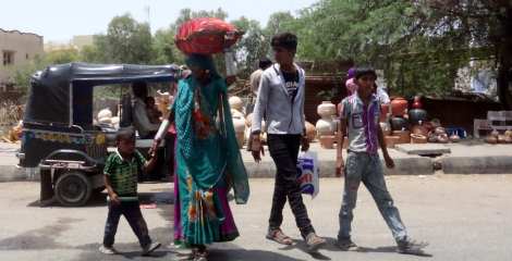 0 shopping woman carrying 2 Back from Bhuj 5 16 (89)
