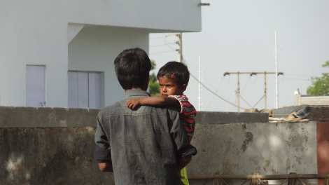 00 father carrying child Back from Bhuj 5 16 (120)