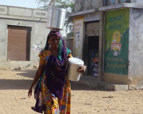 00 woman carrying jugs Bhuj 2 (100)rs