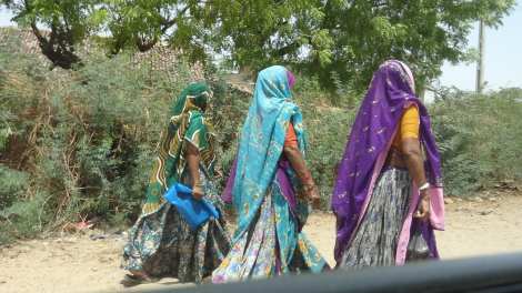 9 Women walking Back from Bhuj 5 16 (95)