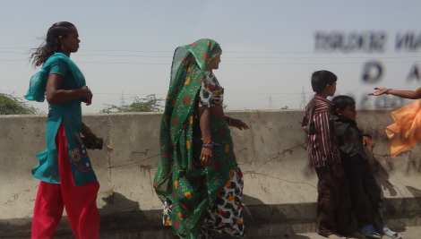 9 women at side of road Back from Bhuj 5 16 (63)