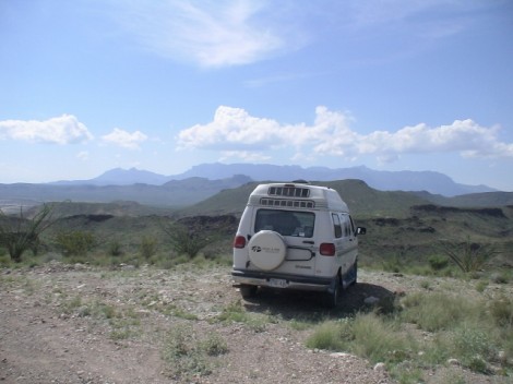 Small Camper in the desert (640x480)